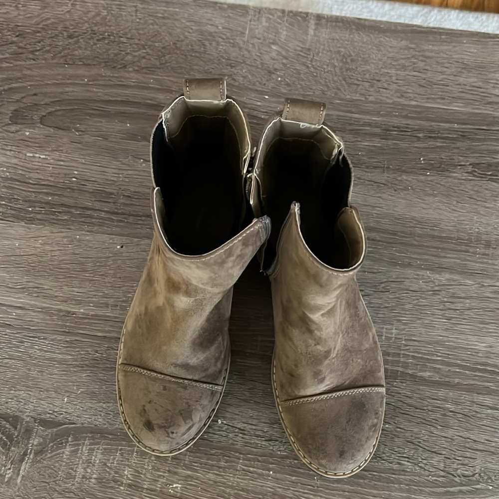 Boots - Picture 6 of 9